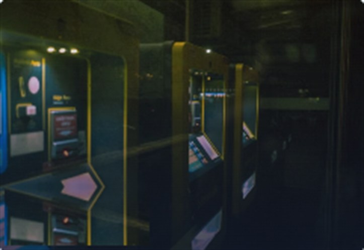 Rangée de bornes interactives