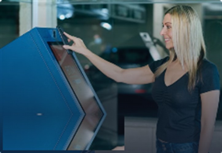 Cliente utilisant une borne de paiement