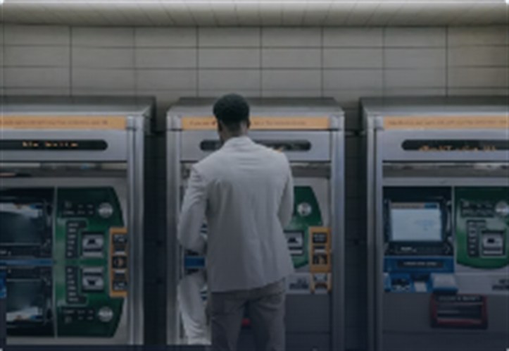 Client devant des bornes self-service