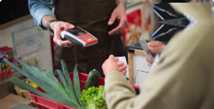 TPE mobile UPT 1000 tendu à un client en caisse